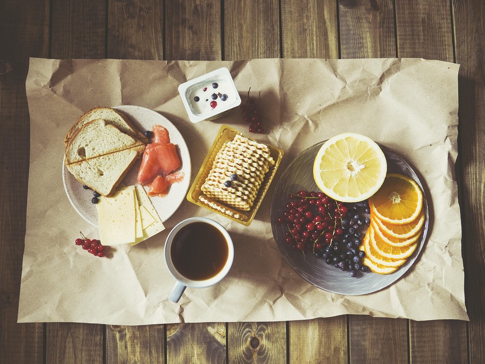 Why Sinking Food is the Secret Superpower for Your Aquarium: Uncovering the Benefits!